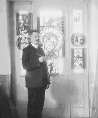 Emil Dold, schwarz-weiss Fotografie vor bemalten Glasscheiben